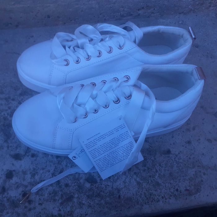 Vand adidasi fete, marimea 40, pret 20 lei