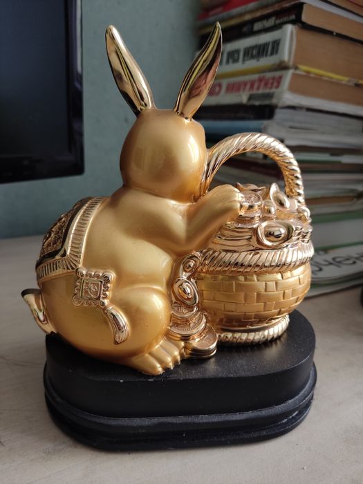 Золотой красивый заяц