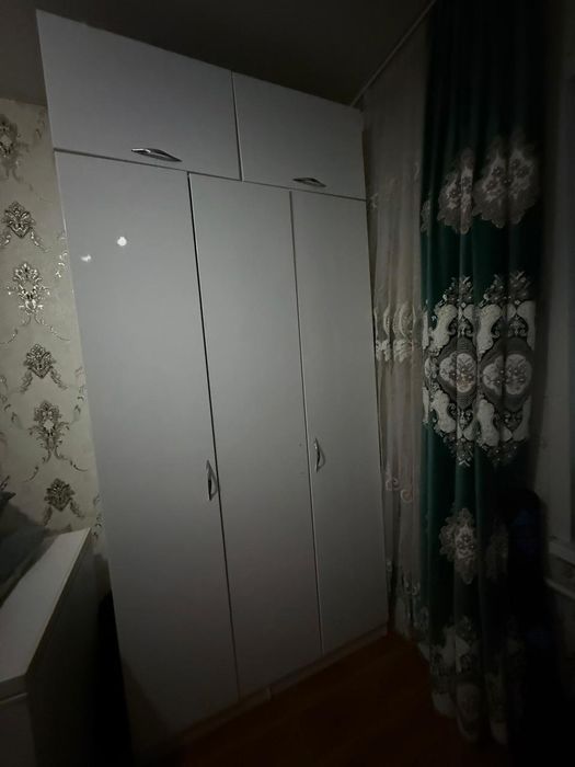 Шкаф длинный, состоит из трёх частей