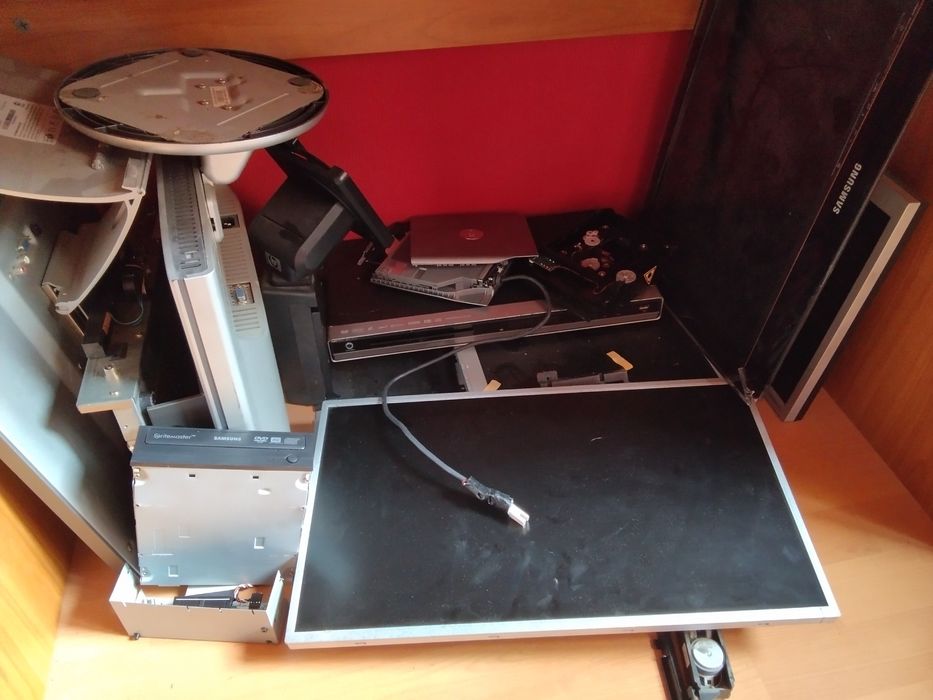 продавам стари монитори за части и лаптоп и телевизор Самсунг за части