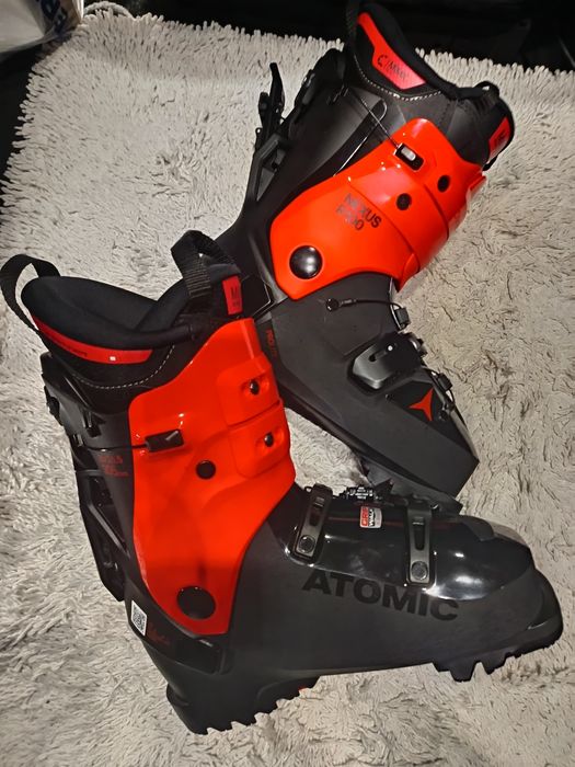 Clăpari schiuri noi