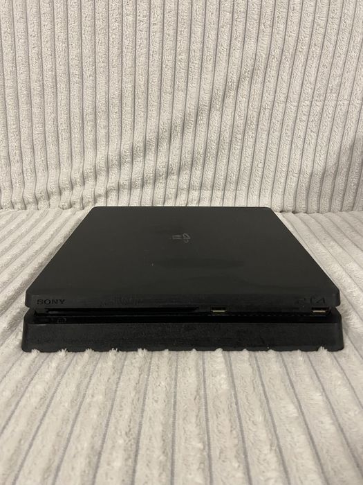 Vand ps4 cu 2 console 9 jocuri racirot cu fifa 2026  gta ufc box si in ca 7 jocuri ps ul merge foarte bine e in stare perfecta