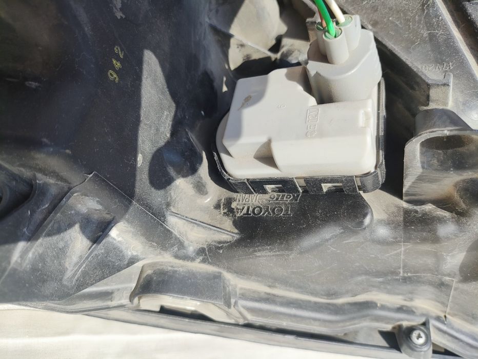 TOYOTA LAND CRUISER PRADO 150 передний фари запчаст или востоновленый