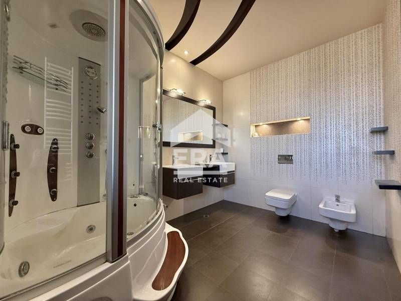 Луксозен четиристаен апартамент под наем с просторна тераса в комплекс