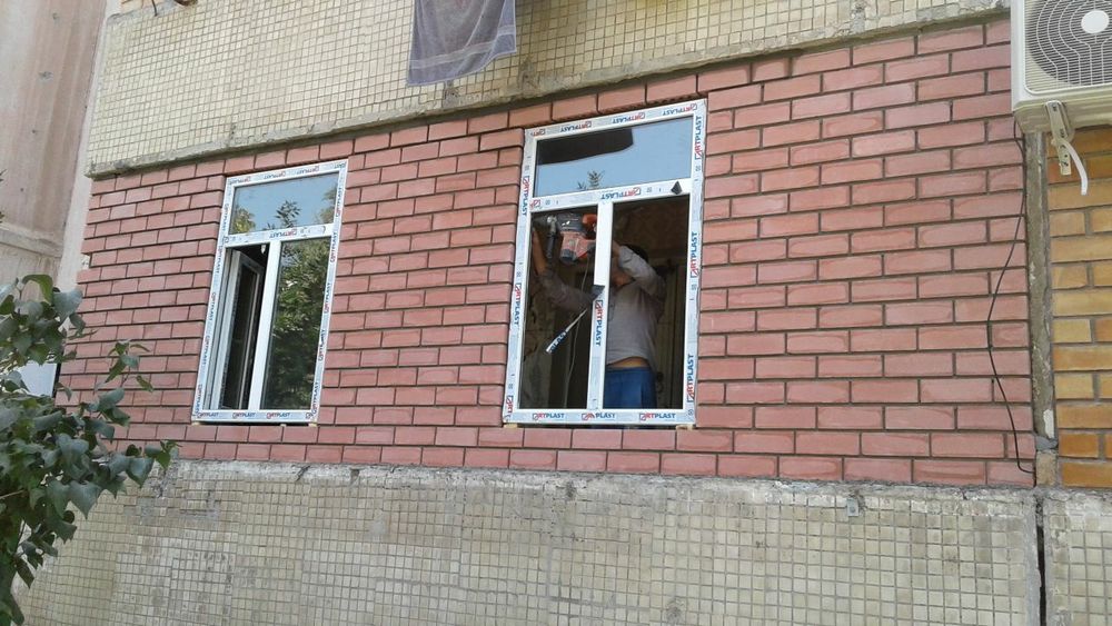 Кирпичная кладка балконов установка новые рамы решотки козерки