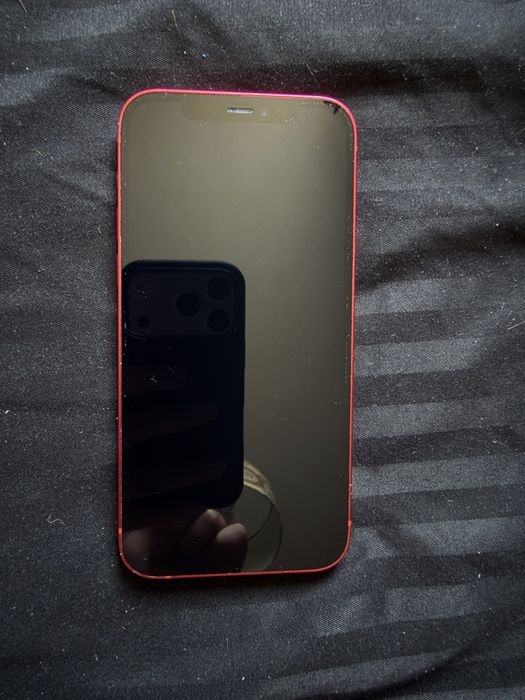 iPhone 12 червен
