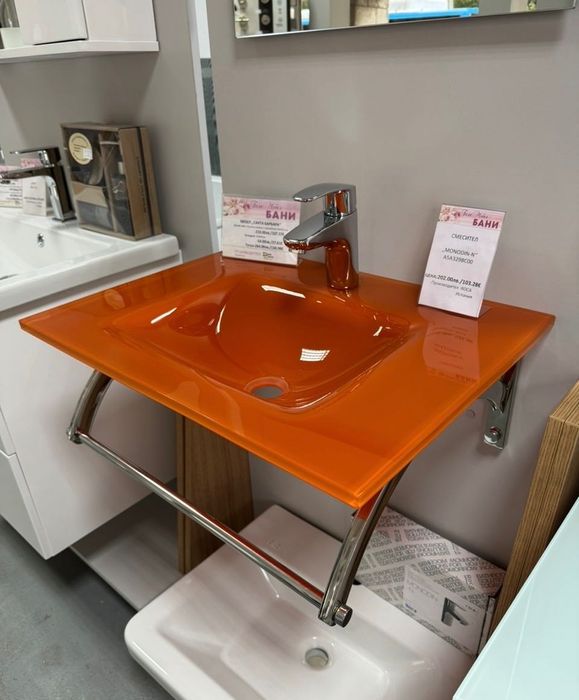 Стъклена мивка с хавлийник