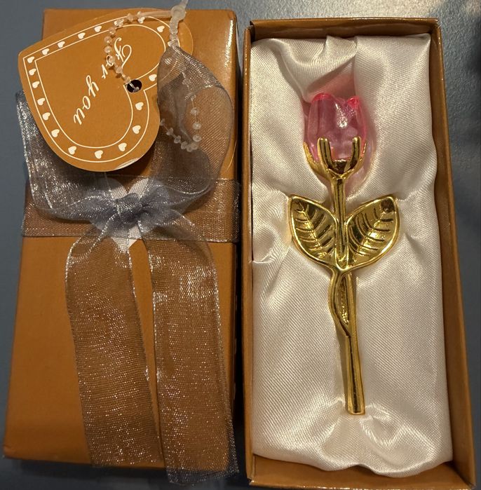 Trandafir din cristal în cutie elegantă – cadou deosebit.