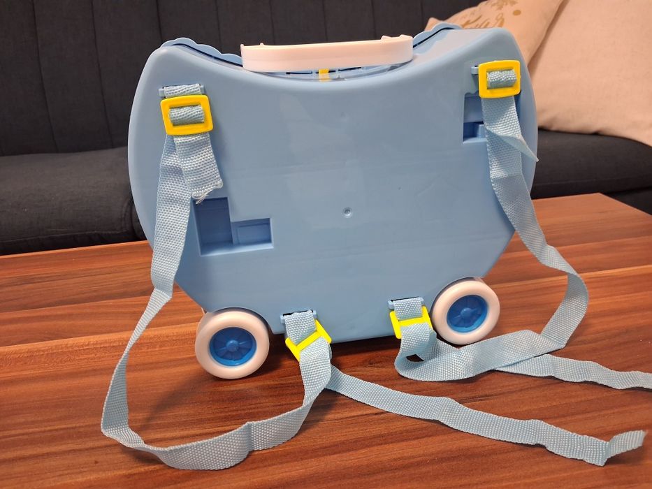 Детска кухня и куфар раница на колелца