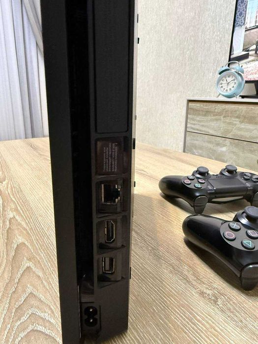 PS4 Slim 1TB + 2 оригинальных джойстика