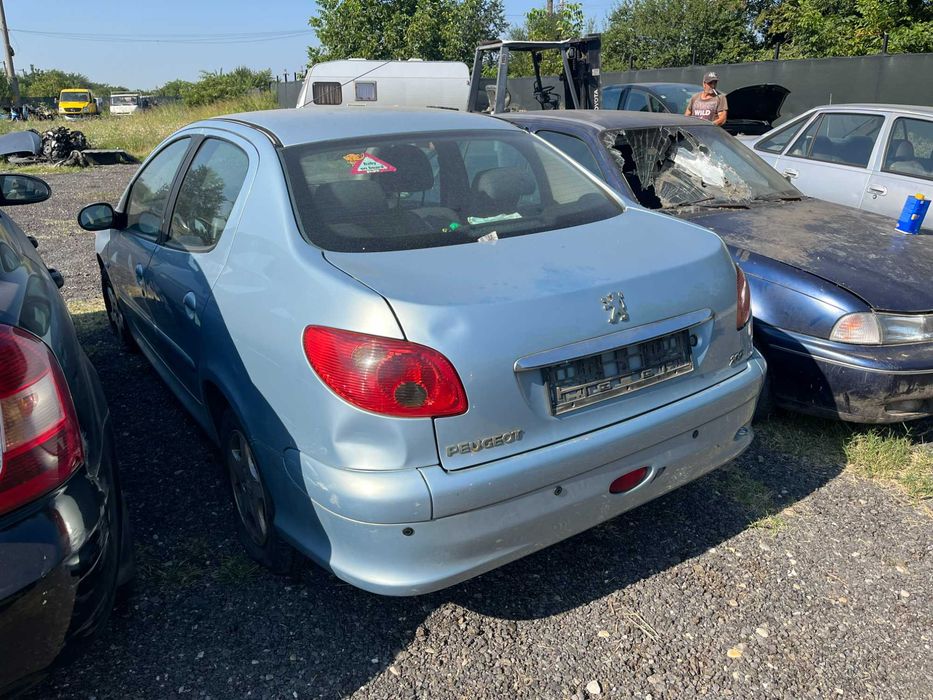 Dezmembrez Peugeot 206 limuzina 1,4 benzina 2006 bleo