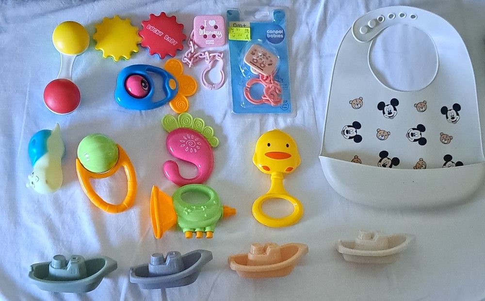 Лигавник и играчки за бебе