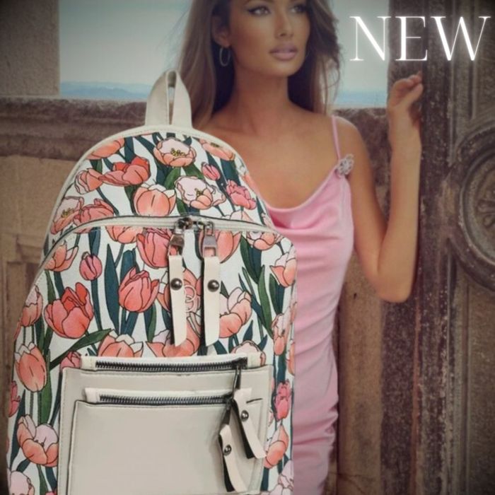 Компактна стилна раничка с мотиви на розови и жълти лалета в модерен дизайн