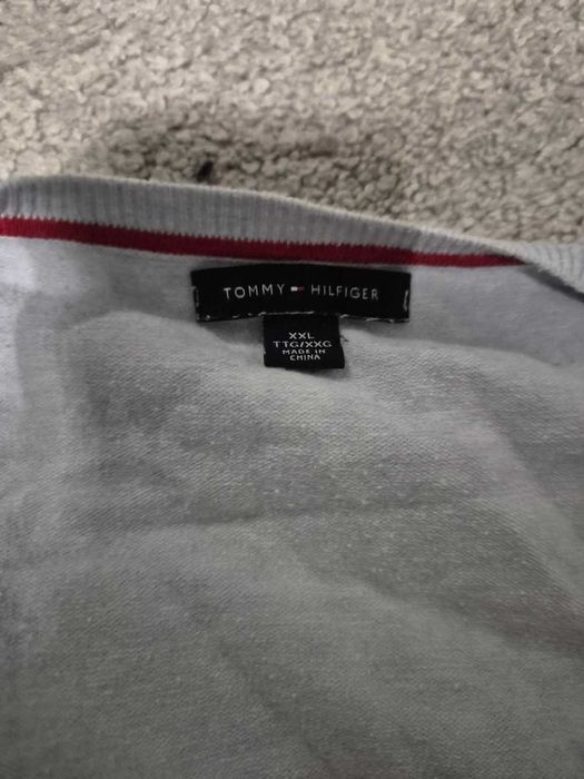 2 бр. пуловера с V-образно деколте Tommy Hilfiger,