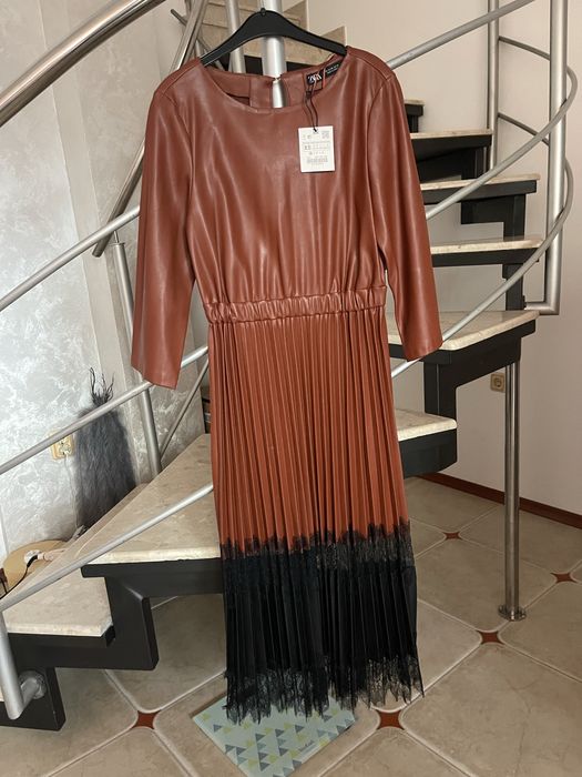 Нова рокля на Zara от изкуствена кожа и дантела