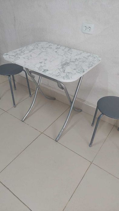 Продается стол и табуретки