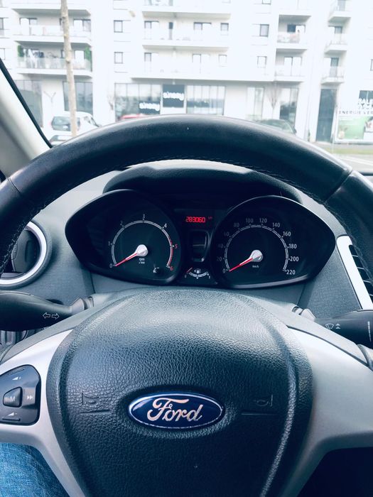 Vând Ford Fiesta 2012