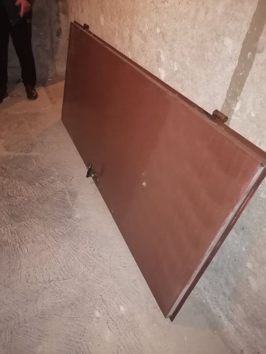 Метална врата с брава патрон и шпионката