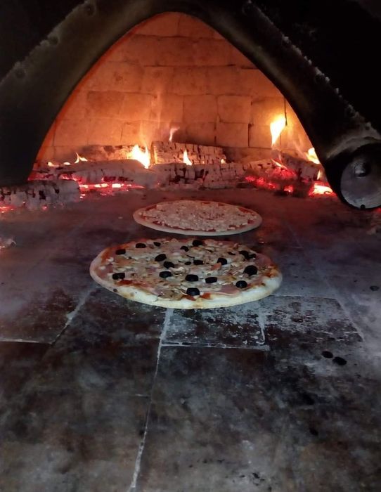 Persoana fizica vând locație de pizzerie restaurant