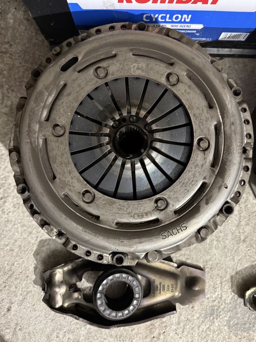 Kit ambreiaj volanta 2.0d audi a4 a5 b8 b8.5 luk / sachs