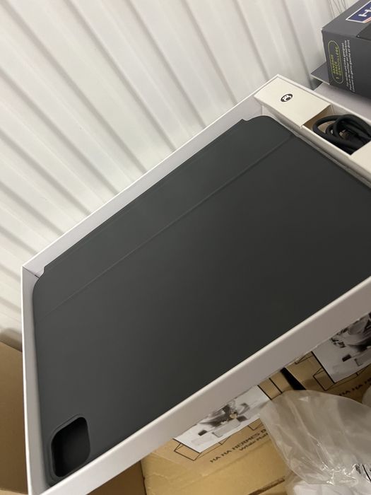 Suport tableta magnetica cu tastatura cu lumini