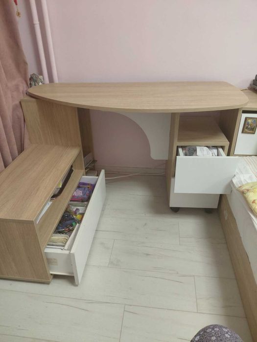 Продавам ученичиско бюро