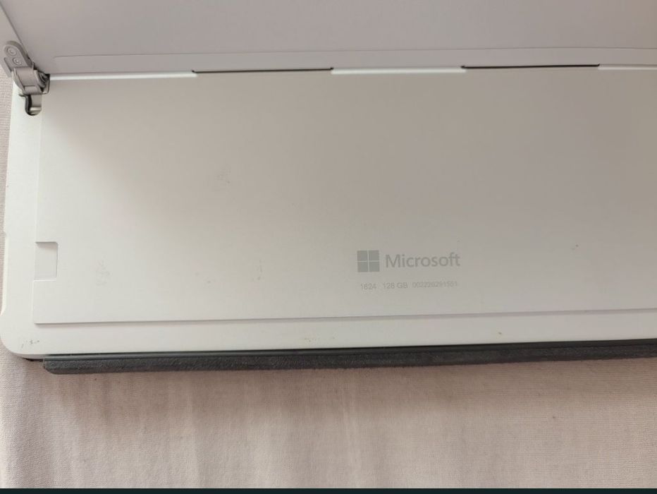 Microsoft surface go 128gb, 8gb ram,intel 4415y,  windows 11