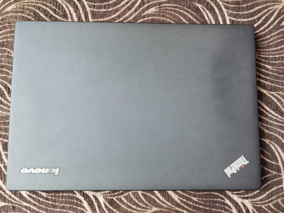Lenovo ThinkPad X240 с Windows 11 и аксесоари.