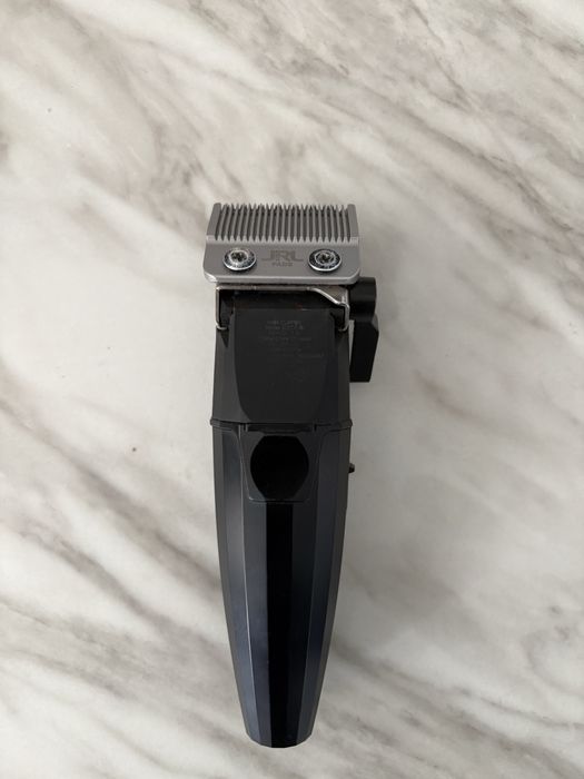 Продавам професионална машинка за подстригване JRL – цялостен комплект