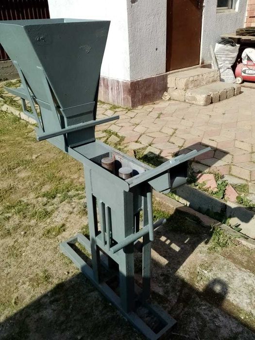 Станок для производства лего кирпича.