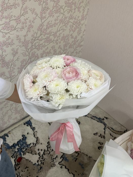 Цветы свежие роза и хризантема