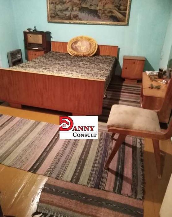 Двуетажна къща с двор и гараж в гр. Павликени