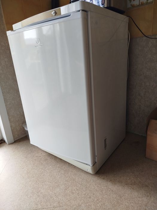 Компактный морозильник Indesit SFR 100