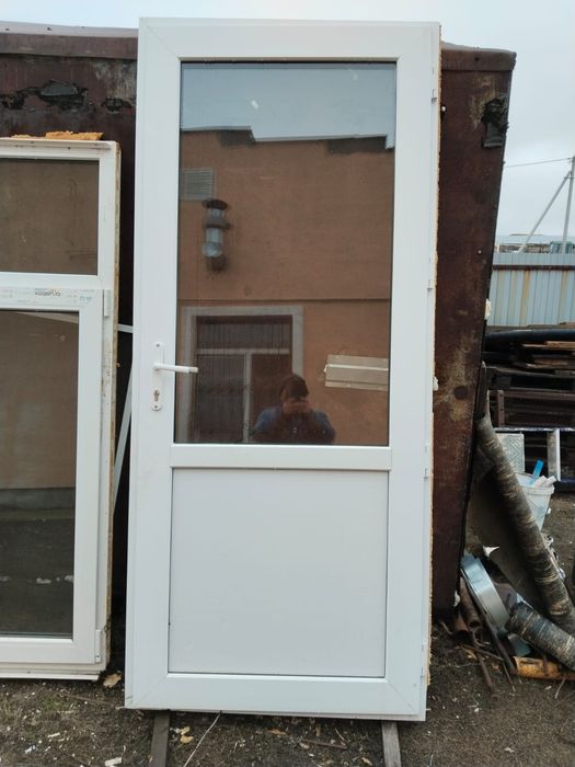 Пластиковая дверь и окно