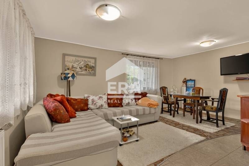 Триетажна, ексклузивна, напълно обзаведена къща за продажба, с простор