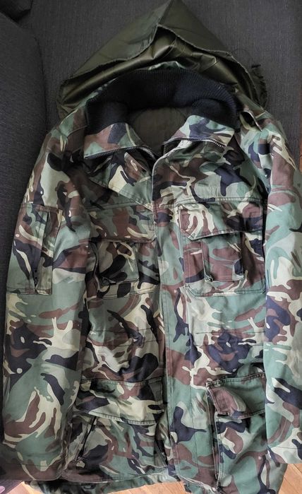 Нова камуфлажна риза, два зимни панталона и зимна шуба.