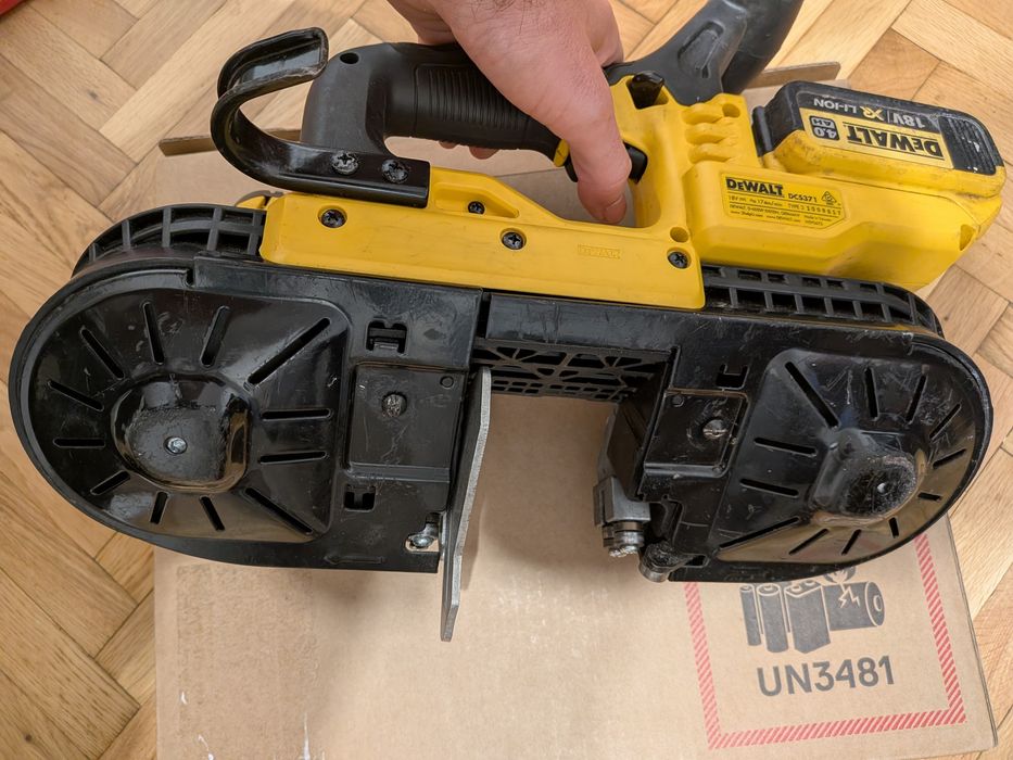 Fierăstrău cu bandă DeWalt DCS371 + Acumulator 4Ah