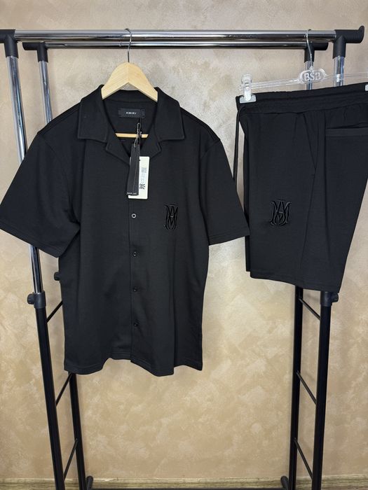 Compleu Amiri cu pantaloni scurți și tricou