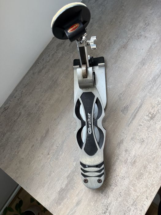 Pedală pentru tobe bass