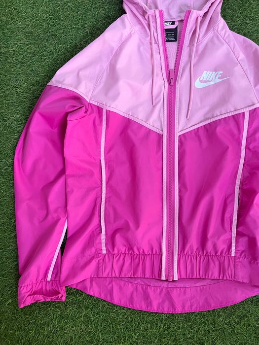 Дамско горнище / ветровка : Nike Wmns Sportswear Windrunner XS