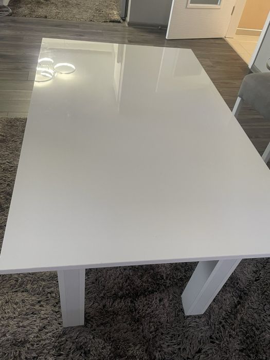 Трапезна маса от бял лак