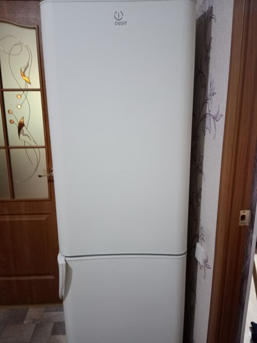 Холодильник Индезит б/у в нерабочем состоянии
