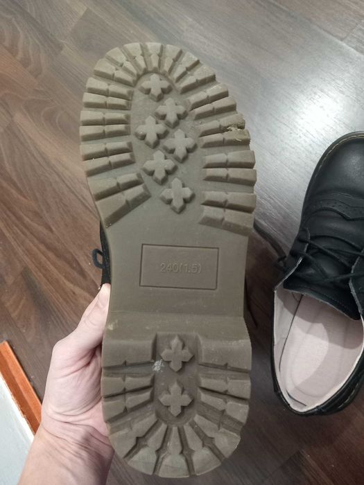 Vand pantofi cu siret/ bocanci tip Dr Martens,  38