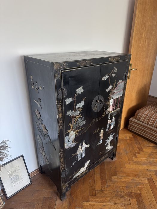 Dulap chinezesc cu pietre de sidef