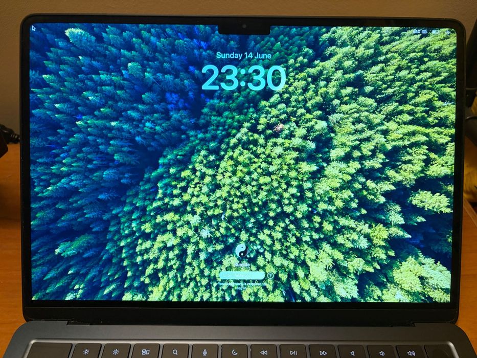 MacBook Air M2 – 16GB RAM / 256GB SSD (Перфектно състояние)