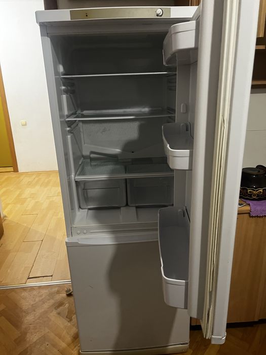 Продам холодильник Indesit.