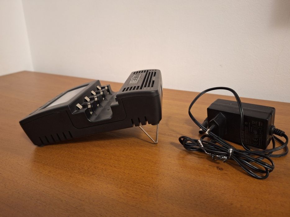 Vând încărcător acumulatori MAHA MH-C9000 powerex