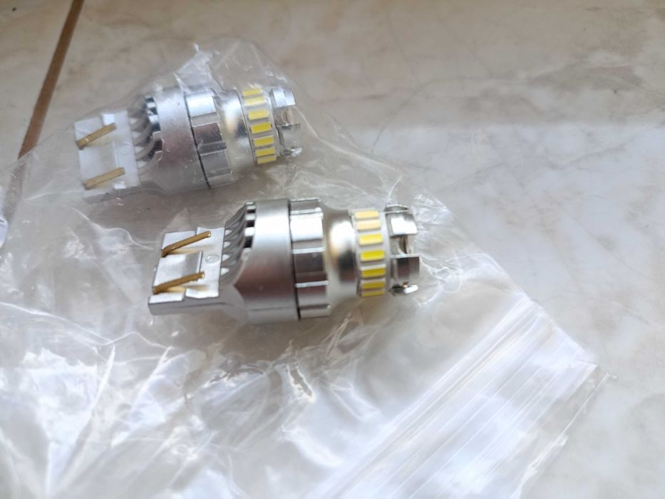 LED alb pozitie Dacia DUSTER si altele soclu T20 7443 cu radiator alum