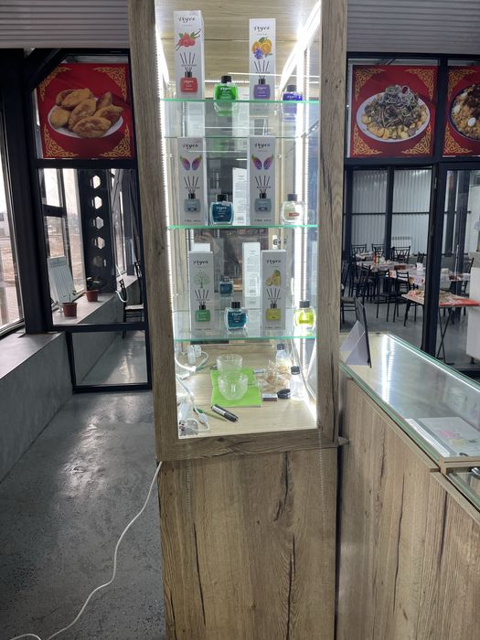 Витрина мебел для парфюм и аксессуарами