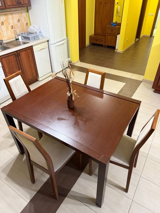 Дървена холна маса